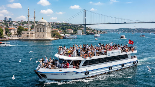 Bateau de croisière sur le Bosphore en journée